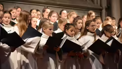 Der M&auml;dchenchor unter der Leitung von Oliver Sperling singt "Wie sch&ouml;n leuchtet der Morgenstern" von Arnold Mendelssohn / &copy; Beatrice Tomasetti (DR)