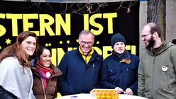 In der Mitte: Christian Schmitt, Pfarrvikar in St. Aposteln / &copy; Hannah K&uuml;ppers (DR)