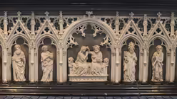 In der Mitte des Altares befindet sich das Motiv der Kr&ouml;nung Mariens / &copy; Beatrice Tomasetti (DR)