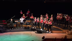 Der Musiker Pablo Raimundo aus El Salvador mit der Band der Liebfrauenschule Ratingen „Music Cats“.  / © Hirschbeck (Erzbistum Köln)