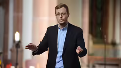 Der neue Kantor von St. Aposteln, Patrick Cellnik, gab die Choreins&auml;tze. / &copy; Tomasetti (DR)