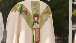 Auf der R&uuml;ckseite des Messgewandes ist der Universalgelehrte Albertus Magnus - in Lindenthal ist eine Pfarrkirche nach ihm benannt - abgebildet. / &copy; Beatrice Tomasetti (DR)