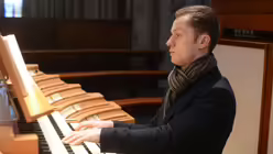 Der Organist George Warren improvisiert an der Domorgel zu alten und neuen Liebesliedern / &copy; Beatrice Tomasetti (DR)