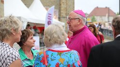 Der Paderborner Erzbischof Becker im Gespräch mit Frauen (DR)