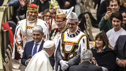 Der Papst begrüßt das Kölner Dreigestirn bei der Generalaudienz / © Stefano dal Pozzolo (KNA)