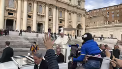 Der Papst begrüßt die Gläubigen  (DR)