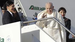 Der Papst besteigt ein Flugzeug auf seinem Weg nach Panama, auf dem internationalen Flughafen Fiumicino in Rom / © Andrew Medichini (dpa)