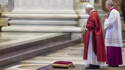 Der Papst muss alle Riten anlässlich des Todes von Jesus und der Auferstehung an Ostern ohne die sonst üblichen Pilgermassen begehen / © Andrew Medichini (dpa)