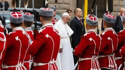 Der Papst zwischen der Ehrengarde / © Paul Haring (KNA)
