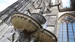 Der Petrusbrunnen pätschert auf der Papstterrasse  / © Melanie Trimborn (DR)