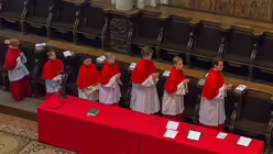 Der Platz der Ministranten w&auml;hrend einer Dommesse ist immer im Chorgest&uuml;hl. (DR)