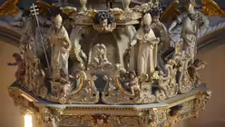 Der pr&auml;chtige Aufsatz der barocken Kanzel von St. Mari&auml; Himmelfahrt / &copy; Beatrice Tomasetti (DR)