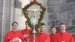 Der Prozessionsbeginn: Messdiener mit Kreuz und Weihrauch / &copy; Beatrice Tomasetti (DR)