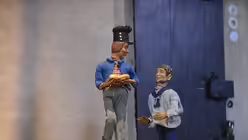 Der Ringroller, der bei der Be- und Entladung der Schiffe half, verschenkt an den Matrosen eine Neujahrsbrezel. / © Beatrice Tomasetti (DR)