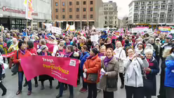 Der Roncalliplatz am Kölner Dom füllte sich schnell / © Oliver Kelch  (DR)