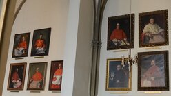 In der Sakristei hängt von jedem Kölner Erzbischof der jüngeren Geschichte ein Porträt. / © Beatrice Tomasetti (DR)