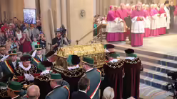 Der Schrein erreicht den Altarraum / © Oliver Kelch (DR)