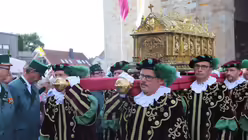 Der Schrein wird am Libori-Dienstag über den Pottmarkt getragen (DR)