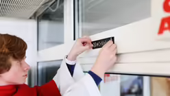 Der Segen kommt &uuml;ber die Studiot&uuml;r / &copy; Melanie Trimborn (DR)