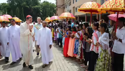 In der Stadt Tellichery wird Kardinal Woelki herzlich vor der Kathedrale empfangen. / &copy; Ammann (Erzbistum K&ouml;ln)