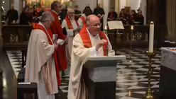 Der stellvertretende Bonner Stadtdechant Bernd Kemmerling begr&uuml;&szlig;t die Gemeinde / &copy; Beatrice Tomasetti (DR)