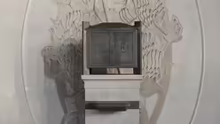 Der Tabernakel vor dem Relief eines brennenden Dornbuschs.  / &copy; Beatrice Tomsasetti (DR)