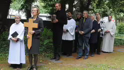 Der Trauerzug setzt sich in Bewegung. / © Tomasetti (DR)