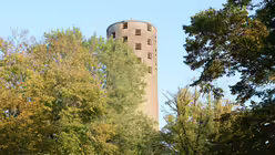 Der Turm, der hinter dem dichten Baumwerk kaum sichtbar ist, greift das Motiv der Fenstersch&auml;chte auf. / &copy; Beatrice Tomsasetti (DR)