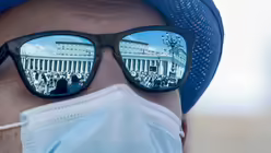 Der Vatikanische Apolstolische Palast spiegelt sich in der Sonnenbrille eines Besuchers / &copy; Riccardo De Luca (dpa)