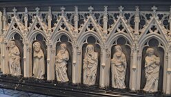 An der Vorderseite zieren kleine Apostel-Statuen den Altar / © Beatrice Tomasetti (DR)