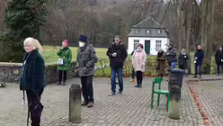 In der Warteschlange achten die Menschen von selbst auf Abstand. / © Beatrice Tomasetti (DR)