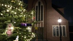 Der Weihnachtsbaum vor der Kirche St. Joseph in Kardorf / © Veronika Seidel Cardoso (DR)