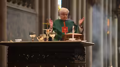 Der Zelebrant am siebten Sonntag im Jahreskreis ist Offizial Dr. G&uuml;nter Assenmacher / &copy; Beatrice Tomasetti (DR)