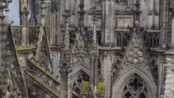 Details, die von unten in ihrer Qualität nicht immer sichtbar sind: Strebewerk, Wimperge und Fialen. / © Beatrice Tomasetti (DR)