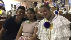 Deutsche Pilger in traditionellen panamaischen Kleidern beim Gottesdienst in San José / © Katharina Geiger (DR)