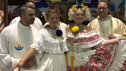 Deutsche Pilger in traditionellen panamaischen Kleidern mit Matthäus Hilus und Tobias Schwaderlapp / © Katharina Geiger (DR)