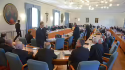 Im Sitzungsaal (dpa)