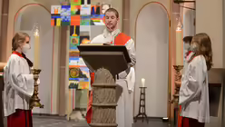 Diakon Clemens Neuhoff verliest das Evangelium. / © Beatrice Tomasetti (DR)