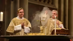 Diakon Georg Wolkersdorfer neben Weihbischof Schwaderlapp / &copy; Beatrice Tomasetti (DR)