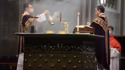 Diakon Imanuel Renz inzensiert den Zelebranten. / © Beatrice Tomasetti (DR)