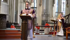 Diakon Imanuel Renz tr&auml;gt die F&uuml;rbitten vor. / &copy; Beatrice Tomasetti (DR)