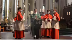 Diakon Imanuel Renz verliest das Evangelium. / © Beatrice Tomasetti (DR)