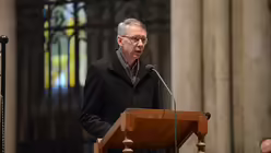 Diakon Jens Freiwald verliest einen Bibeltext &uuml;ber das Wesen und Verm&ouml;gen der Liebe. / &copy; Beatrice Tomasetti (DR)