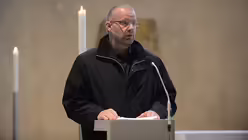 Diakon Ralf Knoblauch, der die kleine Königsstatue geschaffen hat, spricht davon, dass jeder Mensch eine königliche Würde besitzt. / © Beatrice Tomasetti (DR)