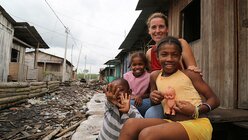 Die AGEH-Fachkraft Ulrike Purrer ist in der kolumbianischen Jugendarbeit tätig und arbeitet in den Slums von Tumaco.  / © Bianca Bauer (AGEH)