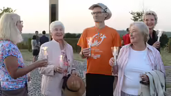 Die alljährliche Messe auf dem Papsthügel hat etwas von einem Familienfest, bei dem sich viele Jahr für Jahr wiedertreffen. / © Beatrice Tomasetti (DR)