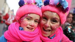 Die als rosa Elfen kostümierte Karnevalisten Silvia mit ihrer Tochter Leni in Köln / © Rolf Vennenbernd (dpa)