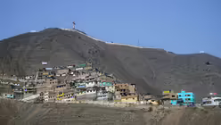 Die Armen werden an die R&auml;nder gedr&auml;ngt - hier in die Berge au&szlig;erhalb der 12 Millionenstadt Lima.  / &copy; Mateusz Rdzanek (privat)