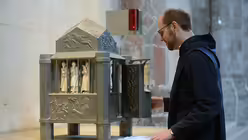 Die Aufgabe des Sakristans hat in Groß St. Martin Bruder Christian inne. / © Beatrice Tomsetti (DR)