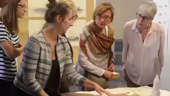 Die Ausstellungser&ouml;ffnung erregte gro&szlig;e Aufmerksamkeit. / &copy; Beatrice Tomasetti (DR)